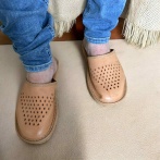 Męskie kapcie Naturfeet PMC7 – perforowane jasnobrązowe góralskie pantofle juht