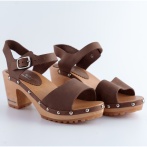 Ręcznie robione chodaki z brązowej skóry Naturfeet SKO1BR – drewniane sandały odkryte palce - piękno i wdzięk