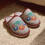 Damskie kapcie z filcu wełnianego z haftem – Naturfeet PKC10