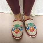 Damskie kapcie z filcu wełnianego z haftem – Naturfeet PKC10