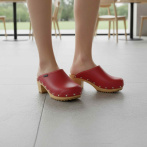 Obuwie damskie na obcasie Naturfeet DH2RE – skórzane chodaki na drewnianej podeszwie - uroda i gracja - czerwone
