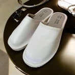 Skórzane klapki medyczne białe Komfortowe pantofle z naturalnej skóry Naturfeet MPK1WH