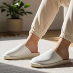 Skórzane klapki medyczne białe Komfortowe pantofle z naturalnej skóry Naturfeet MPK1WH