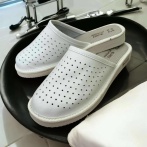 Skórzane klapki medyczne białe Komfortowe pantofle z naturalnej skóry z perforacją Naturfeet MPK2WH