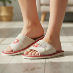 Damskie kapcie z filcu wełnianego z haftem – Naturfeet PKO10