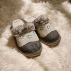 Damskie kapcie zimowe Naturfeet PKW5BE beżowe – skóra naturalna z haftem futerko i lekka podeszwa