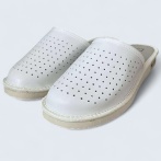 Skórzane klapki medyczne białe Komfortowe pantofle z naturalnej skóry z perforacją Naturfeet MPK2WH