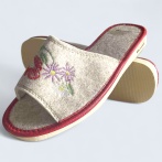 Damskie kapcie z filcu wełnianego z haftem – Naturfeet PKO10