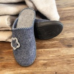 Damskie kapcie z naturalnego filcu wełnianego z kwiatkiem – Naturfeet PBK4NV Granatowe Bambosze Premium