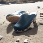 Obuwie damskie na obcasie Naturfeet DH2BL – skórzane chodaki na drewnianej podeszwie - uroda i gracja - czarne